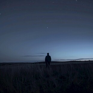 星辰大海男孩背影