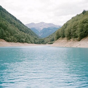 孔雀蓝的湖水