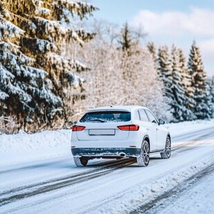 冬季积雪公路越野车