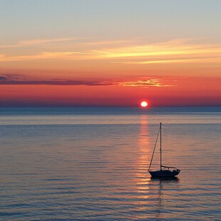 夕阳大海船只