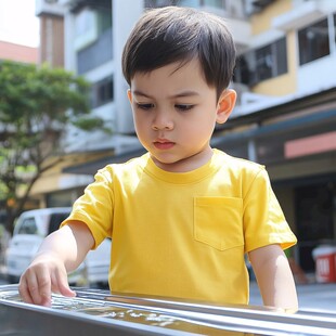 黄色短袖衫小孩