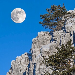 攀登高山脉一轮明月