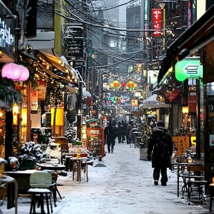 昏黄的雪景街道