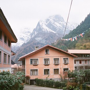 雪山下的酒店