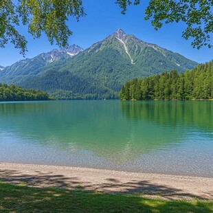 蓝天白云绿水山林背景