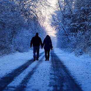 漫步在雪路上的情侣