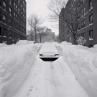 雪中地下车库入口