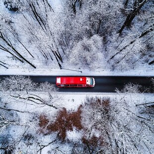 俯瞰公路雪景