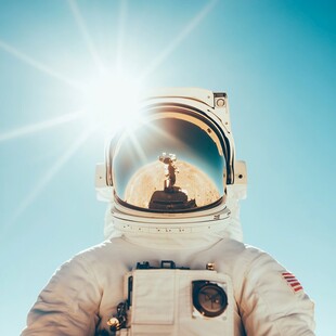 敬礼的航天员宇航员