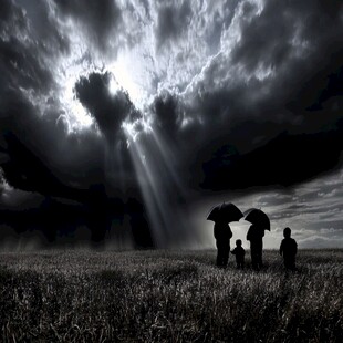 3个男人看着发光的云