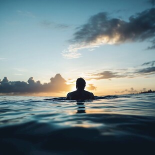 海里游泳人