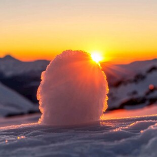 阳光照雪顶