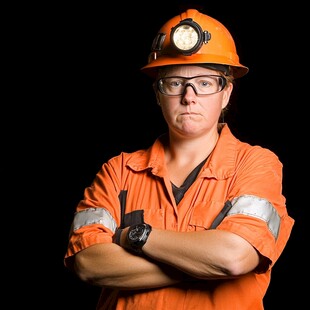 年轻男性煤矿工人