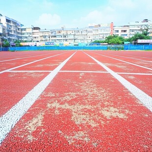 学校跑道地面