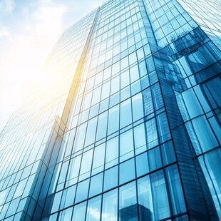 阳光下的写字楼玻璃窗
