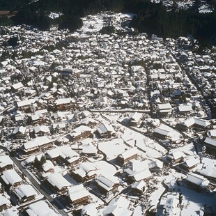 俯拍雪村