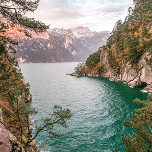 高山湖泊青绿山水