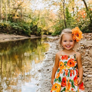 穿橙色衣服的小女孩