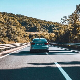 高速路上小车