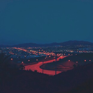 道路蓝色调夜景