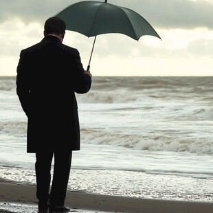 海边打伞的男人