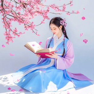 读书的古装美女