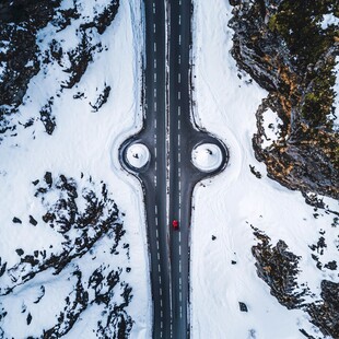 俯拍雪天道路