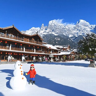 玉龙雪山下