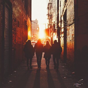 阳光下的行人