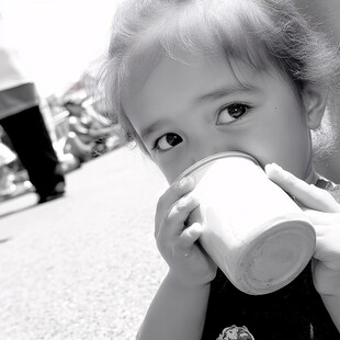 喝奶茶的小姑娘