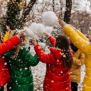 户外泼雪游戏