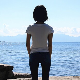 湖边少女背影