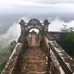 剑门道中遇微雨