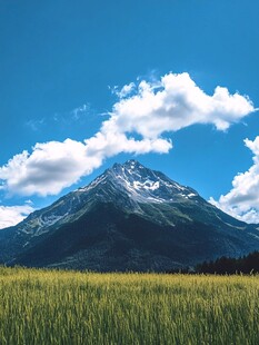 蓝天白云高山山峰