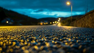 道路蓝色调夜景