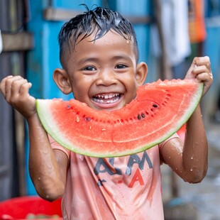 开心的抱着西瓜