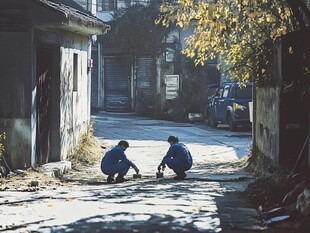 清晨打扫落叶的工人