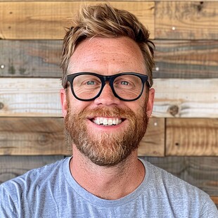 戴眼镜微笑人物