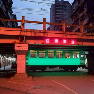 有轨电车站台夜景
