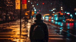 夜晚雨中行走的人