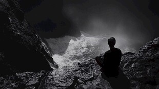 站在悬崖边上男人背影