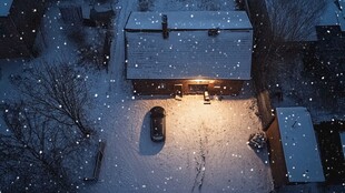 积雪街道屋顶