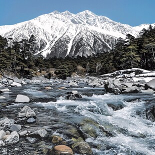 雪山下山谷清溪流水