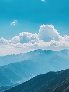 蓝色调山风景