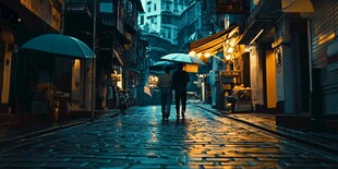 夜晚雨中行走的人