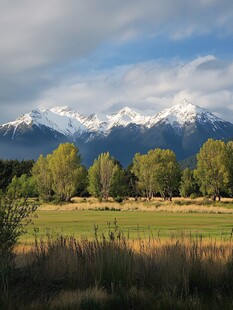 雪山河流湿地草壁纸