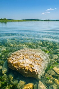 石头与湖水