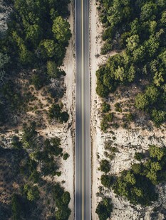 航拍林间的路