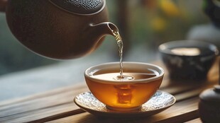 红茶倒茶水