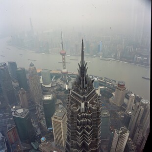 雨雾笼罩的陆家嘴